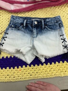 Tractr denim short shorts little girl size 7 (22”X2,5”)